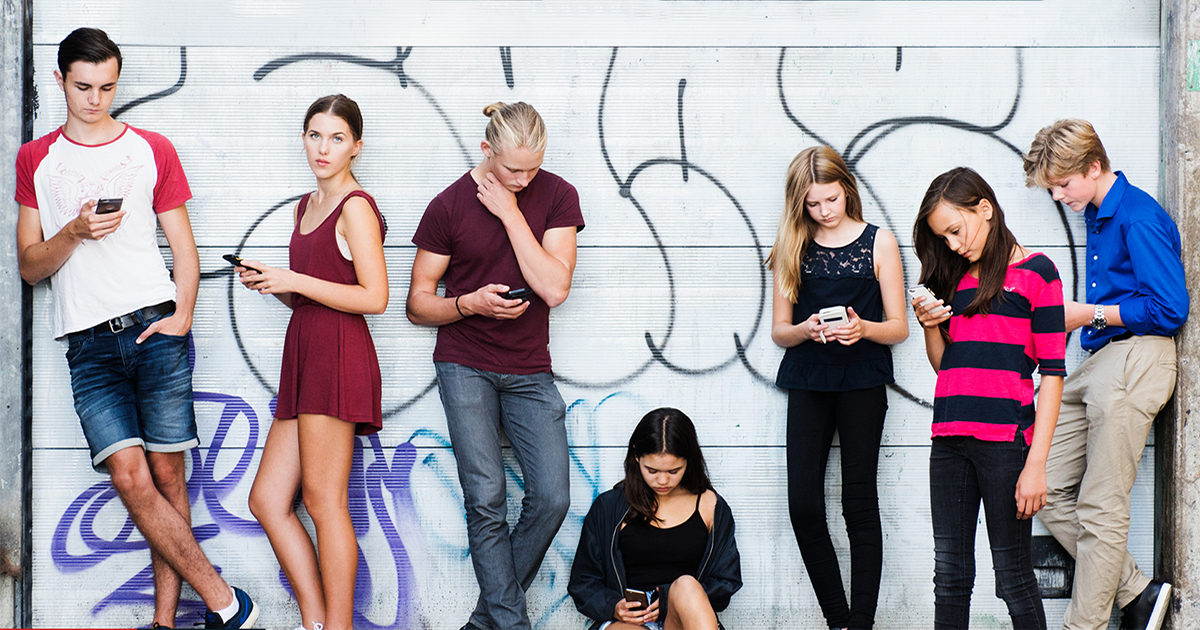 Lyssnar Din Tonåring Liggande